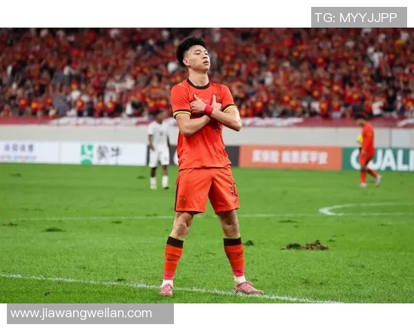 足球明星激情踢球瞬间展现力量与技巧砸向球门的精彩瞬间图片合集